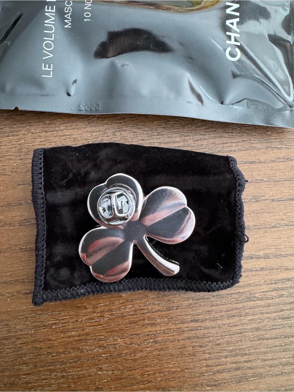 CHANEL Silver Four-Leaf Clover Pin brooch and mascara sample - Picture 3 of 5